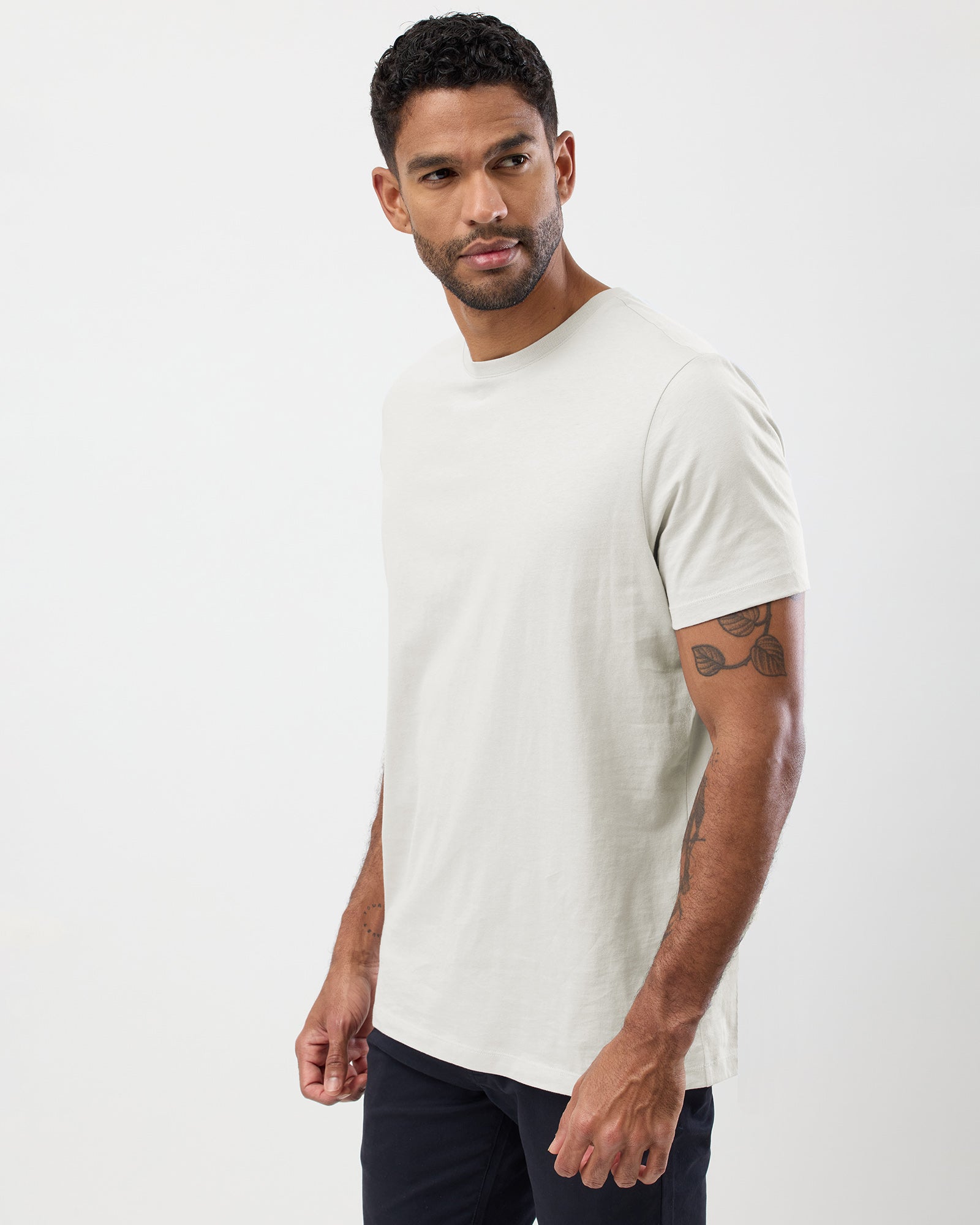Basic Off White tee for men with tailored fit – wardrobe essential, front close up view