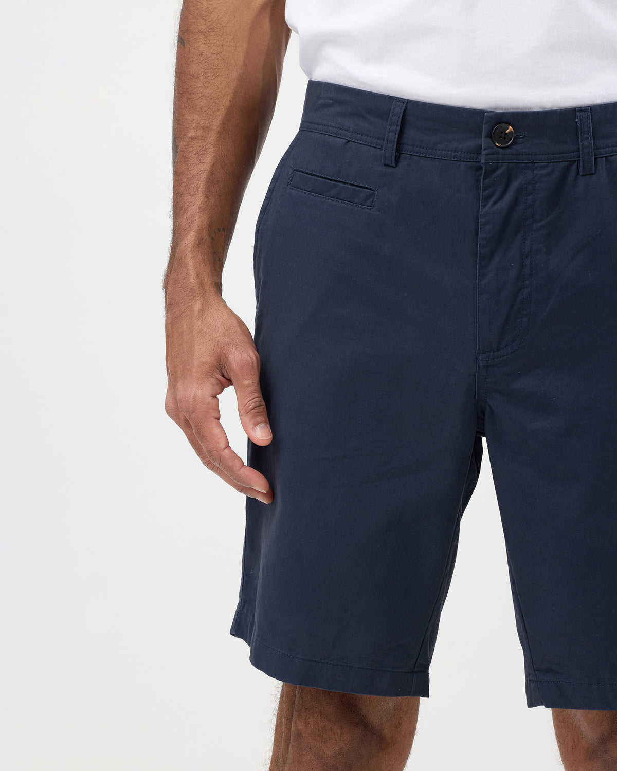 Detail front view of navy chino shorts for men, made in pure cotton with a soft wash