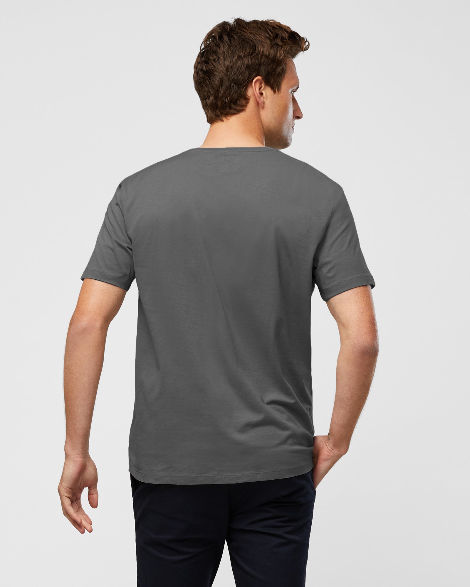 Men’s essential t-shirt with perfect fit – everyday wear, rear view